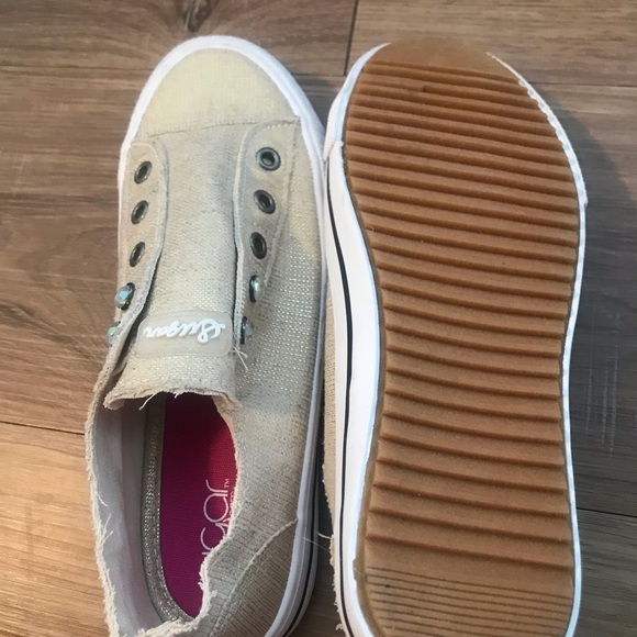 New 6.5 Woman’s slip on sugar shoes - Picture 4 of 6
